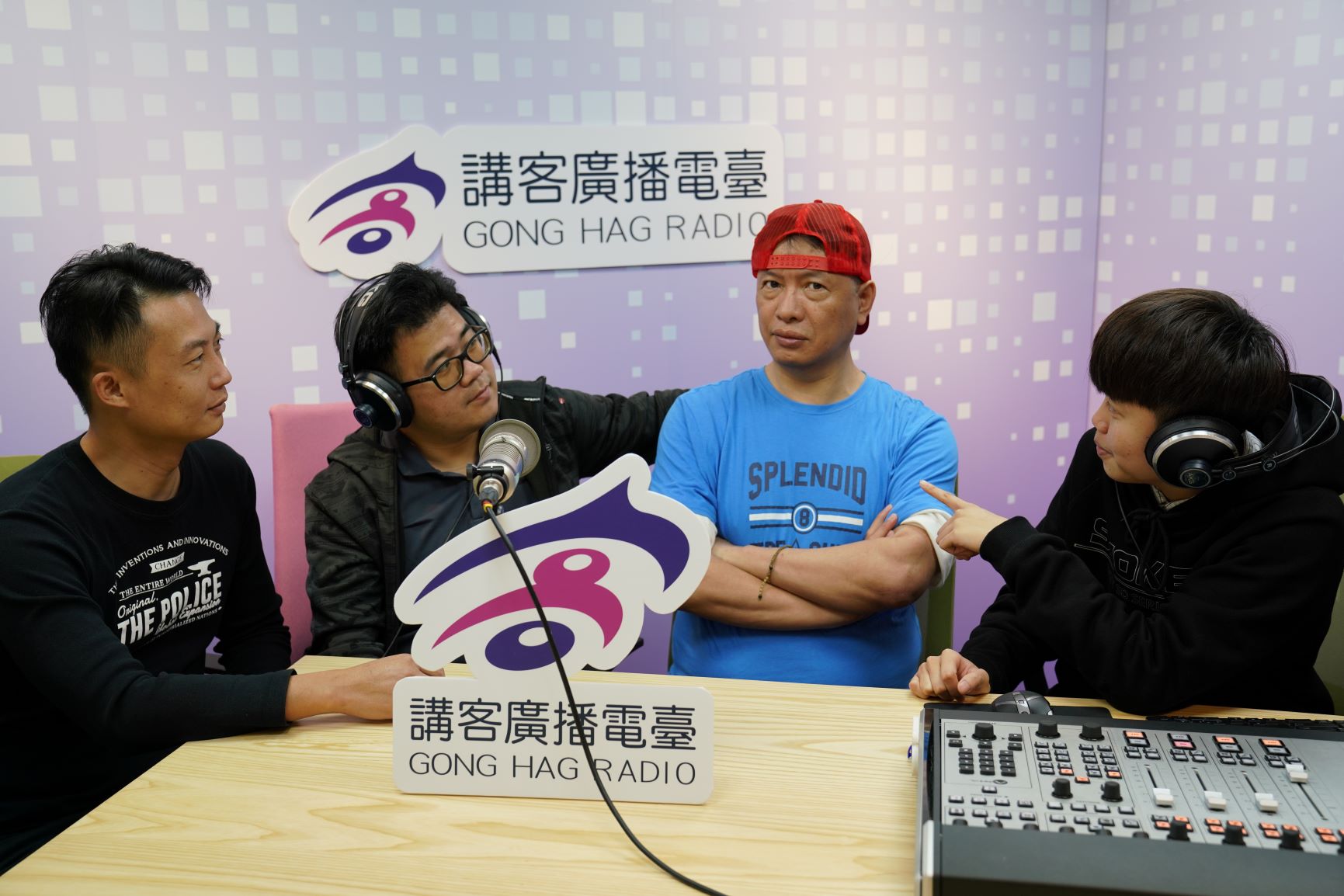 講客廣播電臺臺長徐智俊與客家後生主持人一起合影。