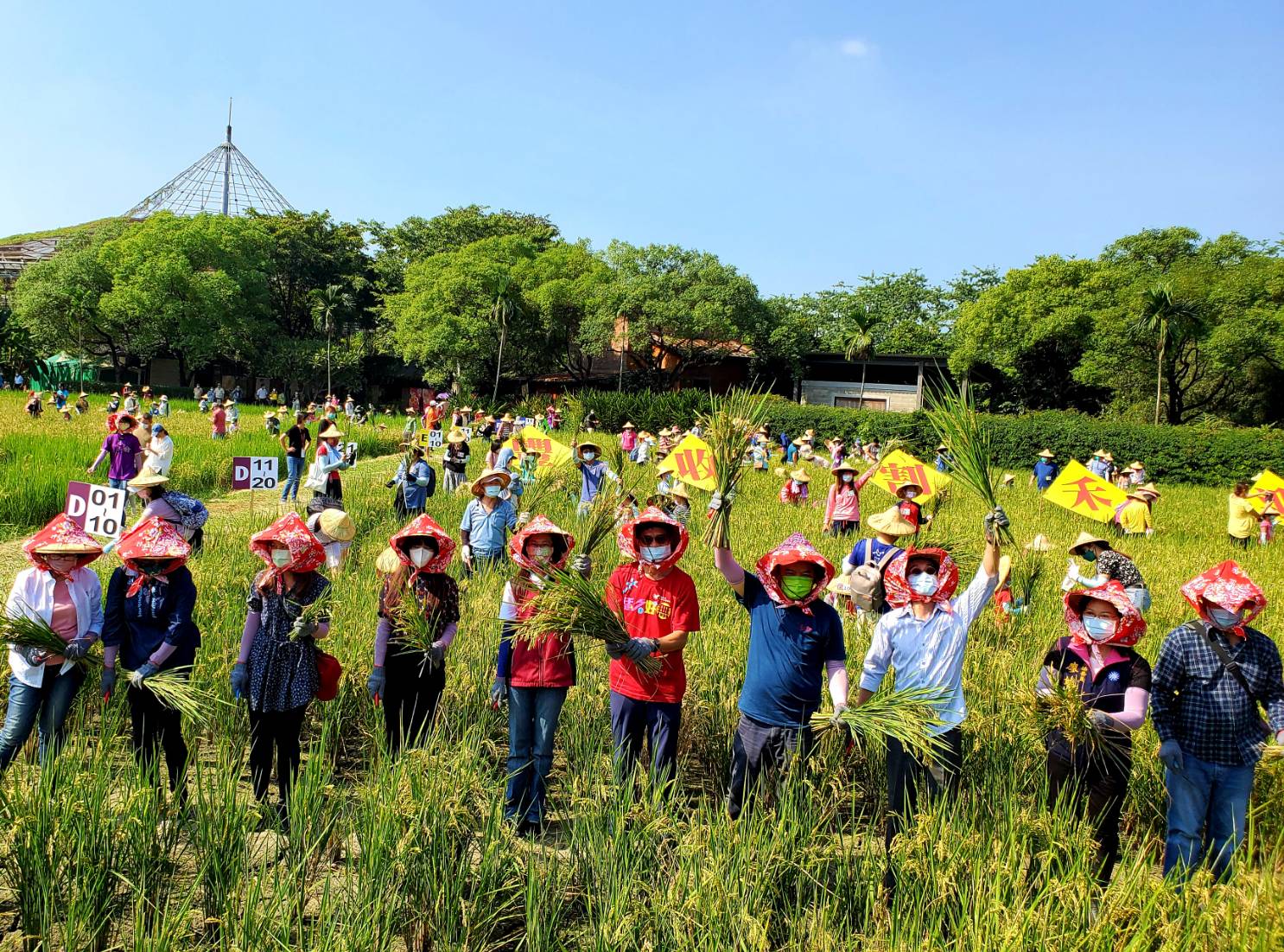 Read more about the article 【六堆三百】 園區喜迎10周年 豐收割禾(稻)閉幕式